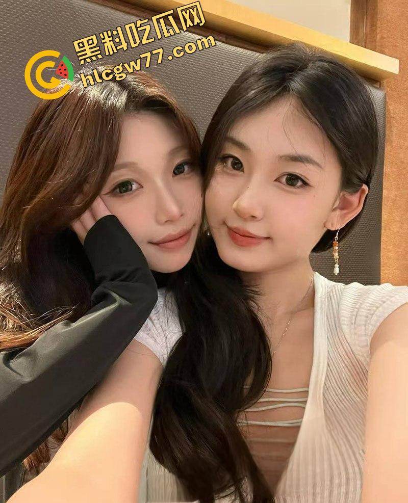 户外大神深夜公厕双飞00后姐妹花，厕所骚味冲天，蹲坑洗手台轮着操，姐妹俩跪地舔屌浪叫！-3