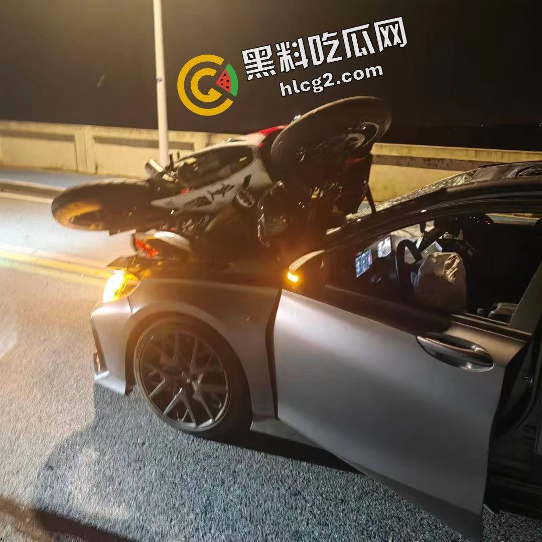 慎人事件！江苏苏州影豹R车主逆行 撞飞摩托车 连人带车坠落引擎盖 重重砸伤晕厥-15