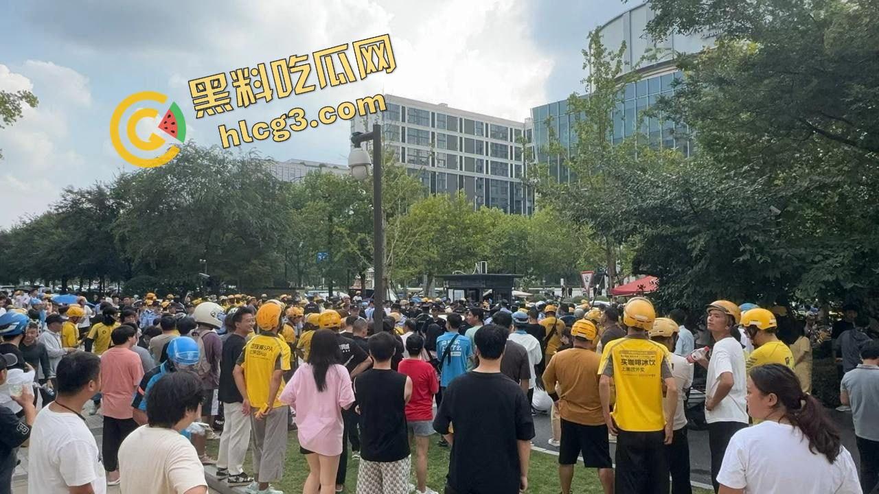杭州西溪世纪中心 兼职女大学生外卖员踩到围栏 被保安拔钥匙罚款200 女学生下跪求放过 引来余杭全部外卖员鸣不平！-13