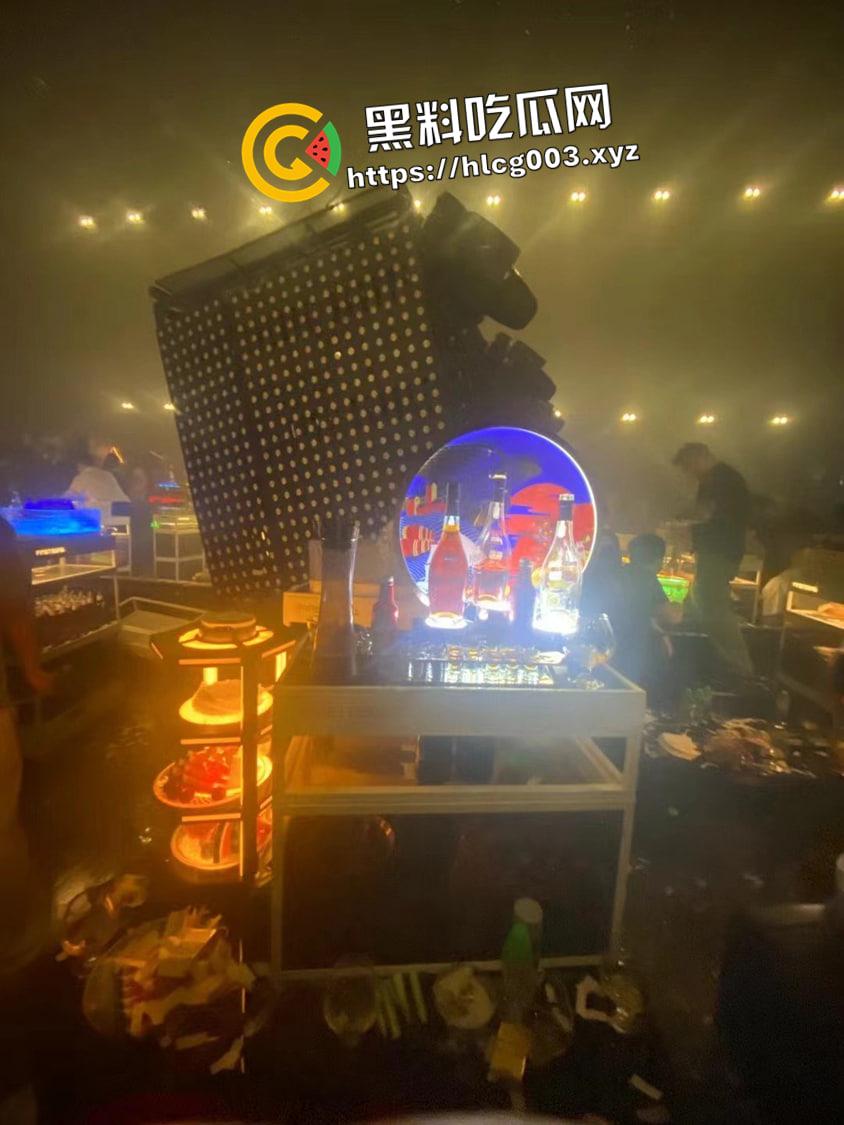 沈阳First酒吧高空灯架掉落 8死15伤 现场视频流出 酒吧真狠啊-2