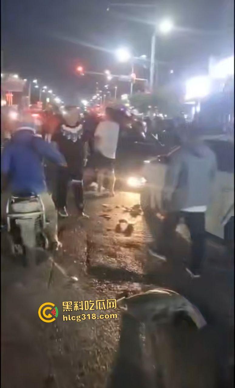 沈阳公交司机因被大学生拒绝暴怒撞人!行人飞摔血溅路面,车毁人亡如保龄球!-3