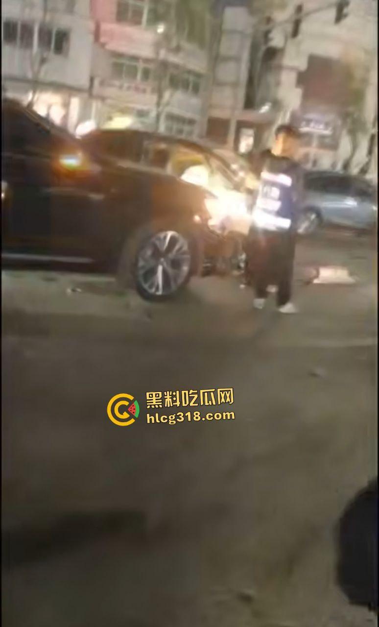 沈阳公交司机因被大学生拒绝暴怒撞人!行人飞摔血溅路面,车毁人亡如保龄球!-7