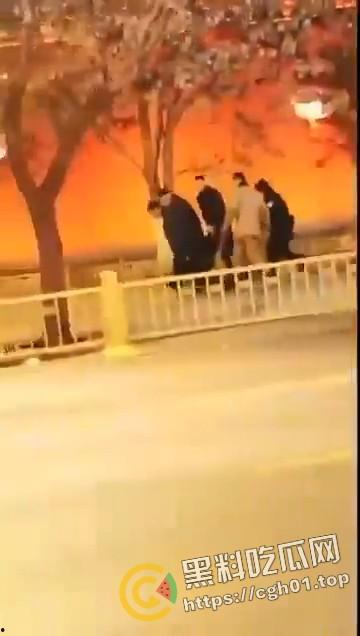 全网封禁!黑色轿车冲进中南海新华门事件原视频-1