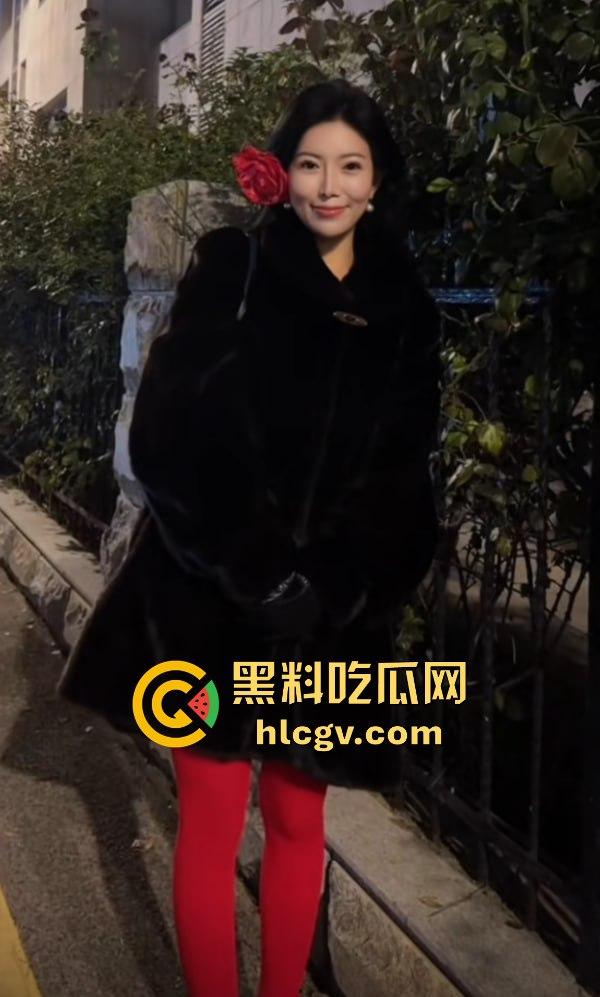 蓝天白云的宝马挡不住出轨的骚操作！网红『阿冉』背着老公偷情小白脸，丈夫拉横幅曝光床照反击！-23