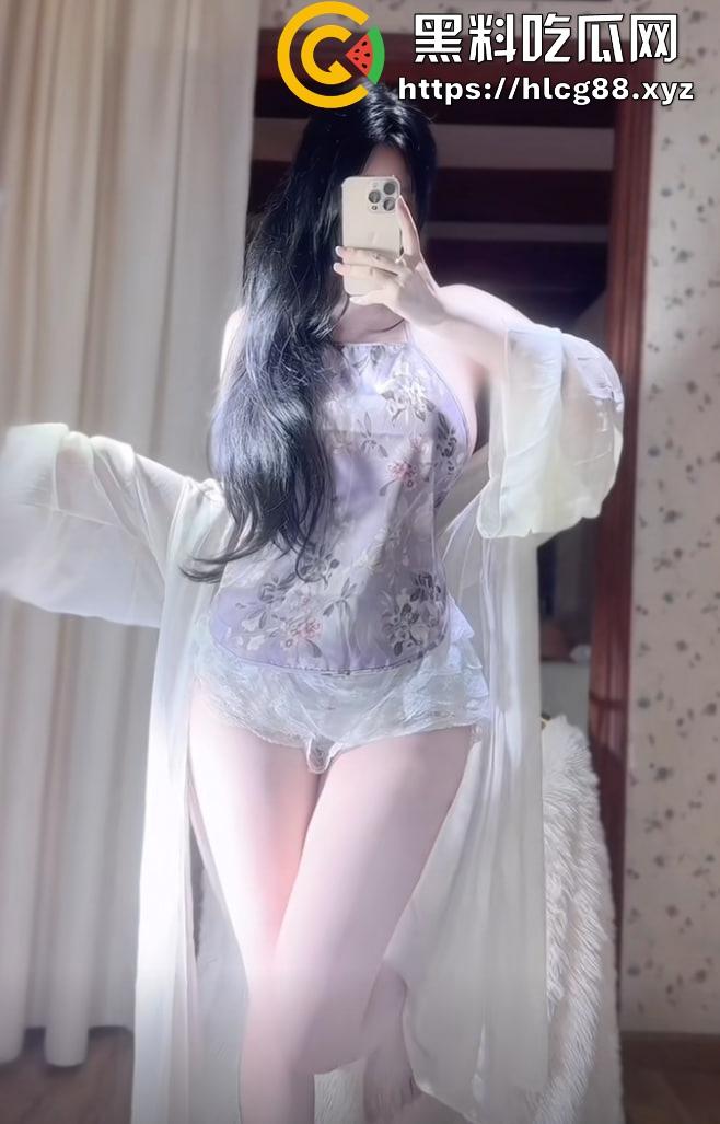 抖音『羊咩咩』童颜巨奶桃臀骚炸天，卖逼视频气疯榜一大哥，他怒甩她丁字裤被操烂的证据！-3