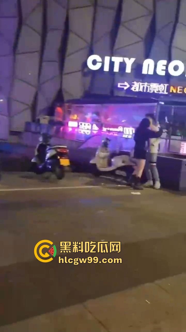 集美饭吃了东西买了酒喝了,最后一句我要跟闺蜜回家?兄弟直接西格玛男人觉醒,这到嘴得鸭子还能飞了?-2