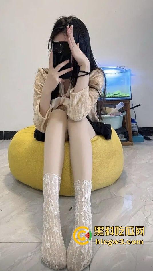 抖音骚气女网红『肉蛋战车』和『际遇』直播PK惩罚尺度爆炸 骚舞不够直接露奶露逼，真为流量拼到脱裤子！-11