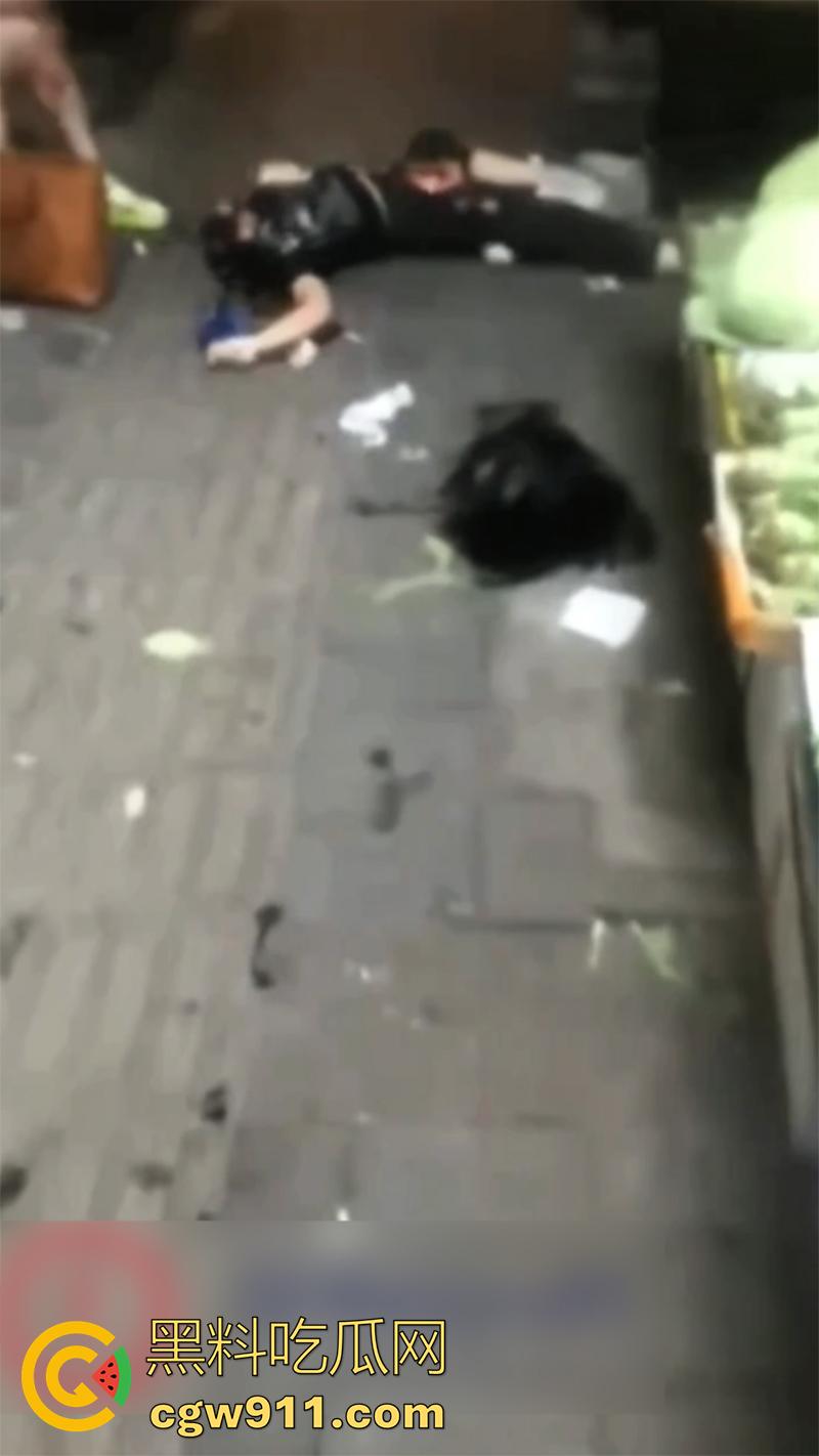 重庆大渡口马王乡菜市场，骚妇手持杀猪刀剁头，把情人侄女误认为是小三，当场把脑袋砍下来，这也太残暴了！-6