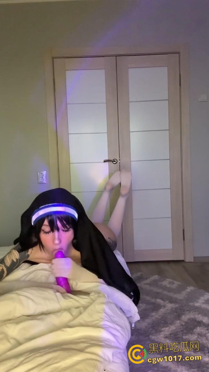 日本福利姬【sunako】，超淫荡大尺度Cos，高清特写粉嫩白虎小穴，三点尽露玩假屌骑乘，戴口塞乳夹双屌夹击！-7