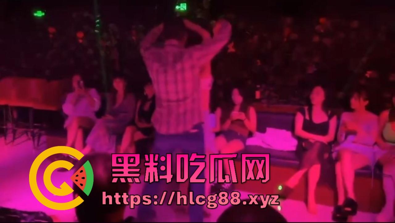 春天的信号？不是花开，而是舞厅里大白腿全都跳起来了！莎莎舞一开，一包利群换个妹子，今晚老子就是皇帝！-8