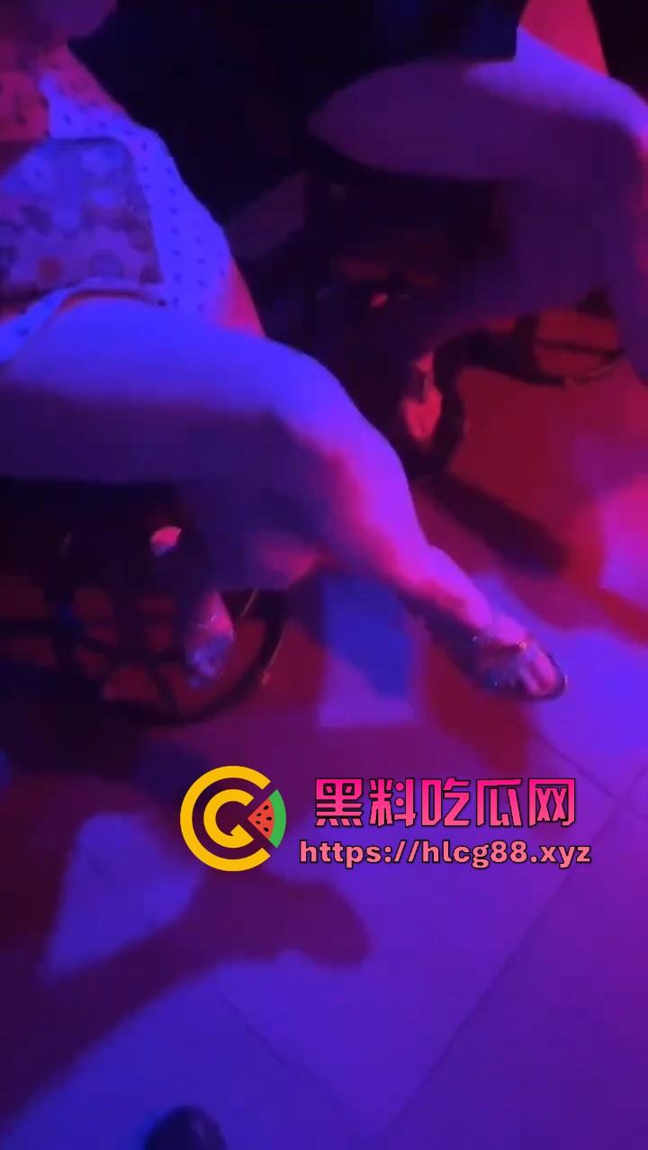 春天的信号？不是花开，而是舞厅里大白腿全都跳起来了！莎莎舞一开，一包利群换个妹子，今晚老子就是皇帝！-17