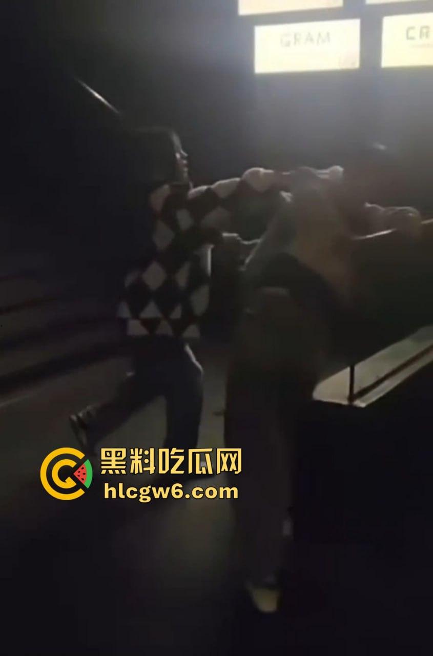 兰桂坊酒后大战，小伙醉酒直接上演抓奶神功龙爪手，妹子奶子被抓红怒而还手，两人街头扯头发打成一团！-5