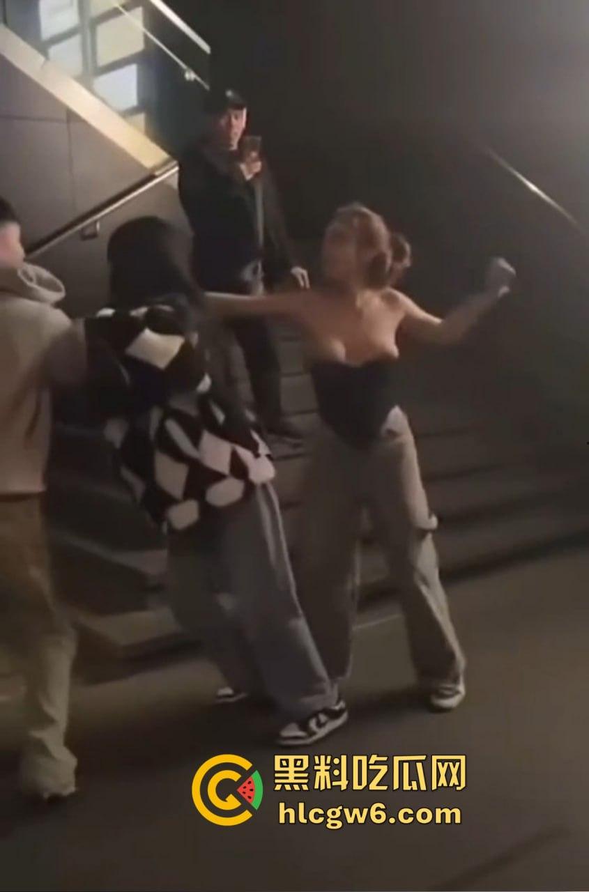 兰桂坊酒后大战，小伙醉酒直接上演抓奶神功龙爪手，妹子奶子被抓红怒而还手，两人街头扯头发打成一团！-8