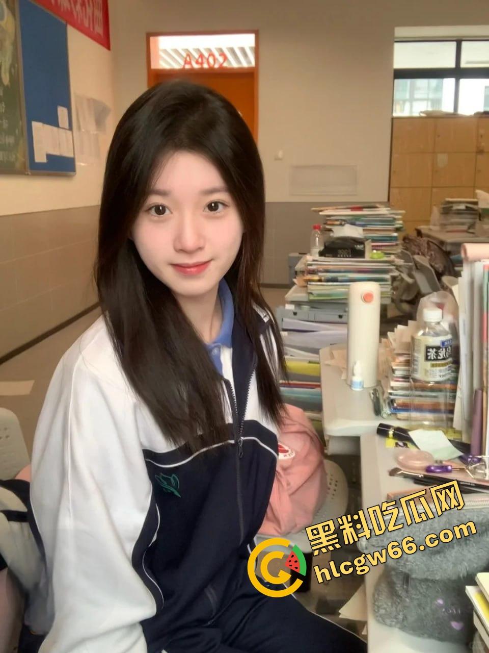 湖南骚学妹【苏润芝】穿着百褶裙给男友舔到发疯！白嫩奶子啪得跳，湿逼吸得啪啪响！-2