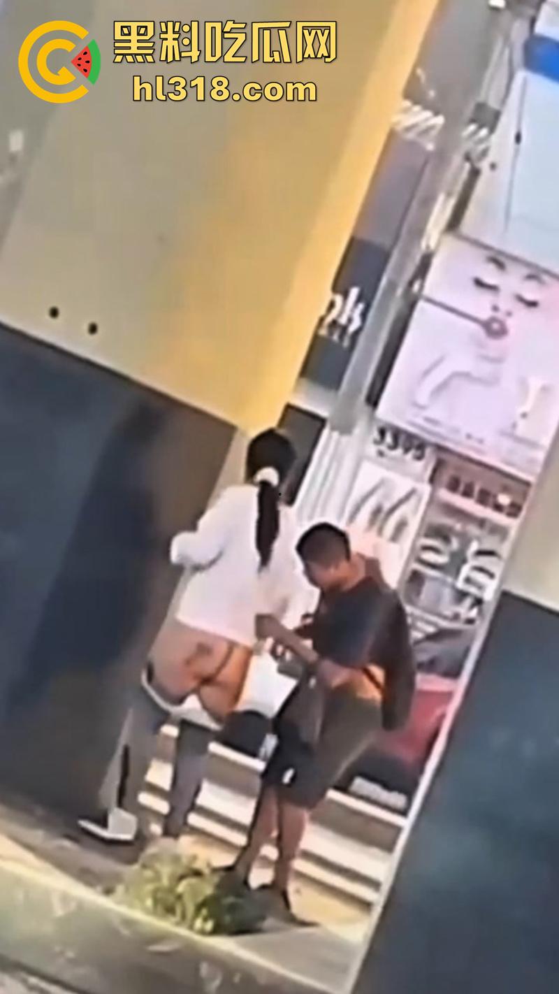 情急起来真的不避人啊！街拍开放男女立交桥下性爱，完全不在乎别人目光，当众后入刺激满满！-2