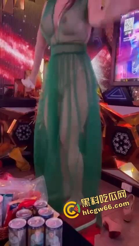 越南胡志明夜生活太踏马炸裂了，泳池开群P裸体派对，美女骚得把逼塞你嘴里，根本不讲武德！-2