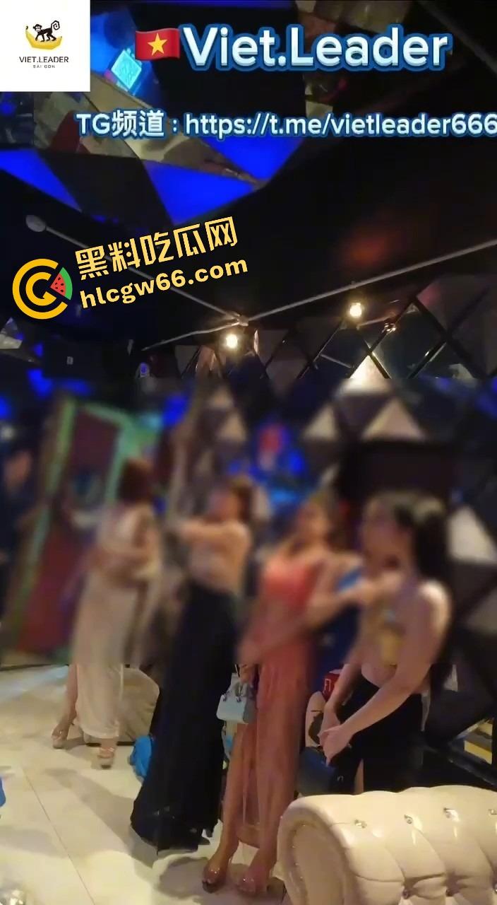 越南胡志明夜生活太踏马炸裂了，泳池开群P裸体派对，美女骚得把逼塞你嘴里，根本不讲武德！-12