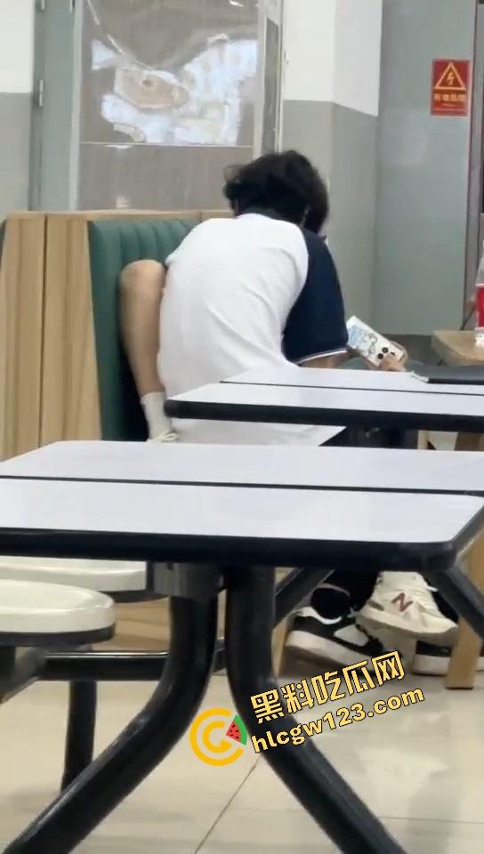 山西应用科技学院情侣在食堂开车！女的夹腿骑腰全程激情演出，你tm是在吃饭还是在拍无码片？-6