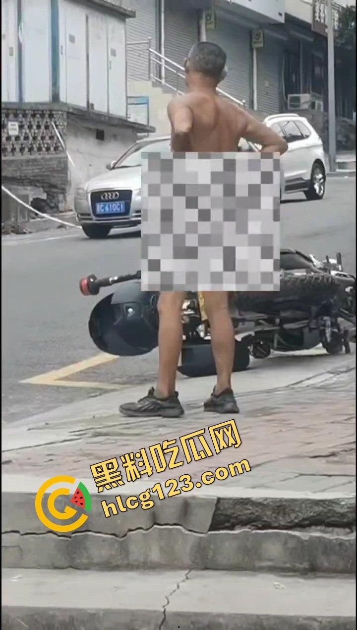 山西阳泉疯狂男子保晋路发疯砸车，连警车也不放过！-8