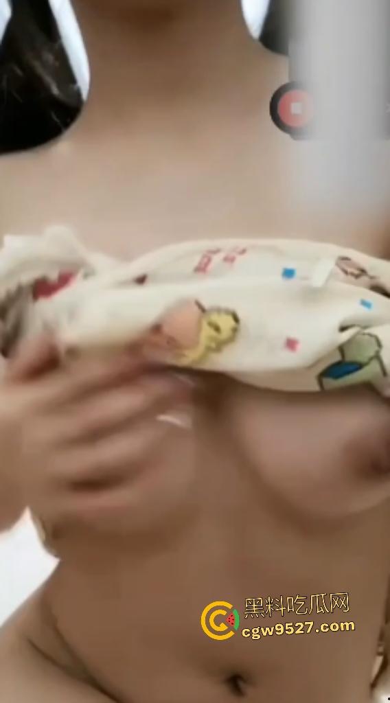 湖北清纯萝莉变金主淫宠！开视频露蝴蝶逼和大奶子献媚，带着美甲还敢自慰，舌头卷起来挑逗金主！-1