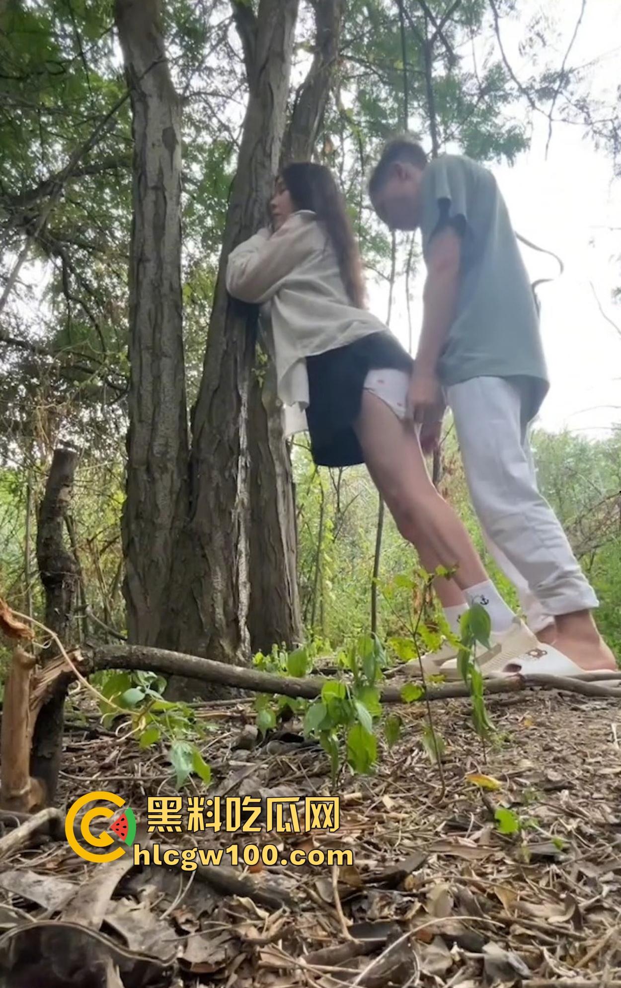 网黄女主播户外完成任务直播勾引司机,风韵少妇停车野战操逼,小伙子扛不住诱惑,肉棒直捣骚逼最终内射收场!-9