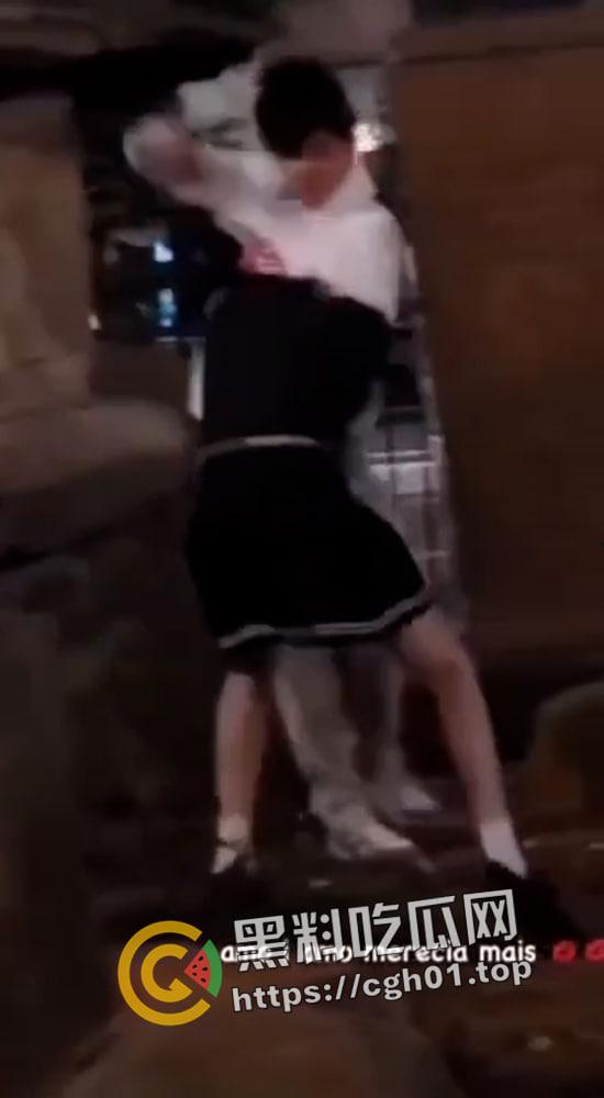 外网疯传！美国网红男娘被霸凌 带枪枪毙霸凌者 果然自由美利坚 枪战每一天-6