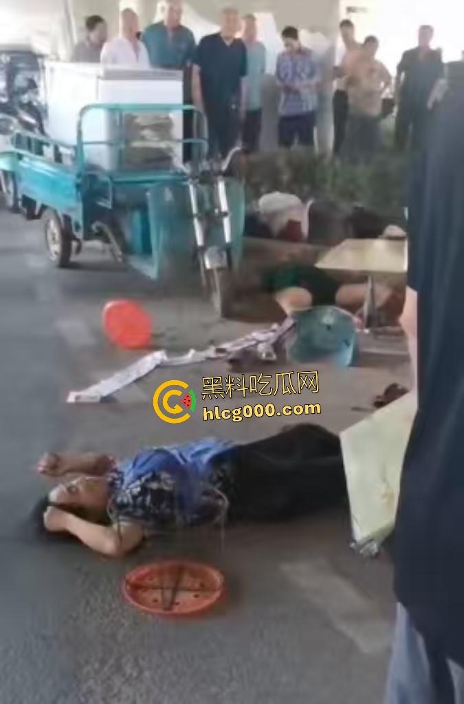 河南中牟摊位争夺战遭捅杀！三人被捅身亡，摊位血流成河，菜品上直接变血红色！-3