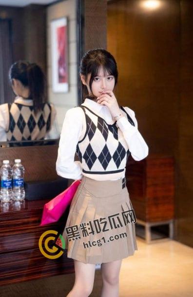 谢小蒽 颜值巅峰秀人网当红女神模特诱人私拍 脱光假鸡巴插入紫薇摄影师揉奶抠逼-8