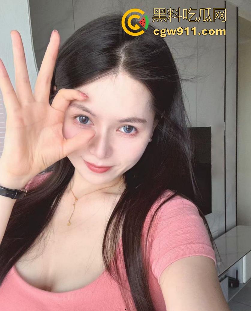 午休散步偶遇钢管舞主播户外直播,利用户外灯柱上演诱人舞蹈,全网重金求这主播信息,这身材直接爱了!-2