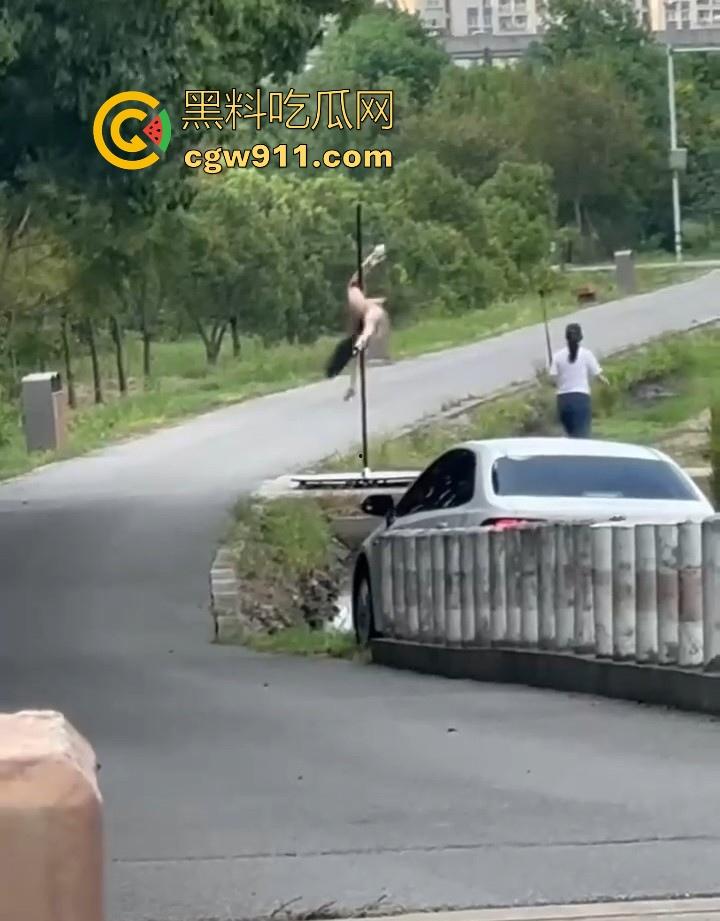 午休散步偶遇钢管舞主播户外直播,利用户外灯柱上演诱人舞蹈,全网重金求这主播信息,这身材直接爱了!-4