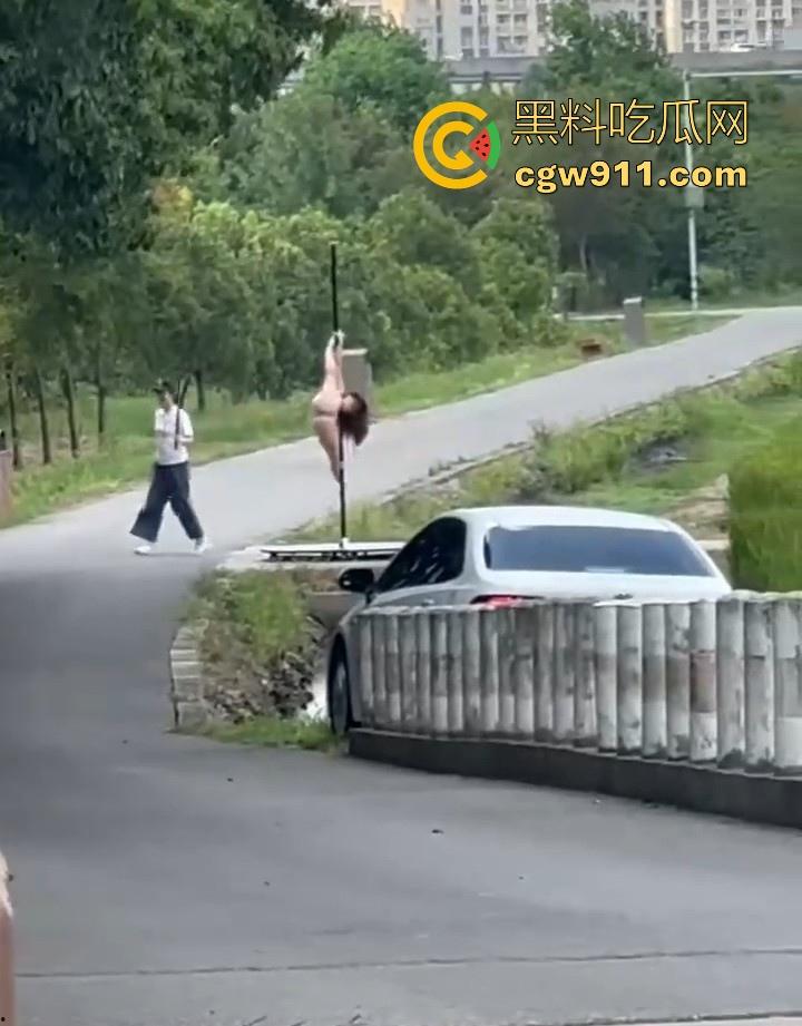 午休散步偶遇钢管舞主播户外直播,利用户外灯柱上演诱人舞蹈,全网重金求这主播信息,这身材直接爱了!-5