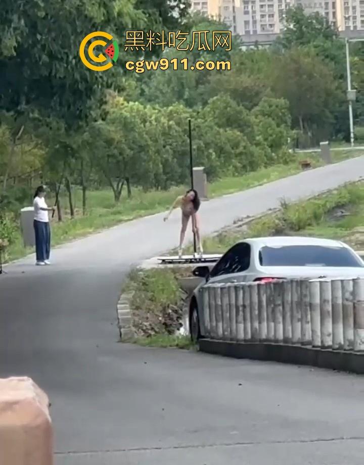 午休散步偶遇钢管舞主播户外直播,利用户外灯柱上演诱人舞蹈,全网重金求这主播信息,这身材直接爱了!-8
