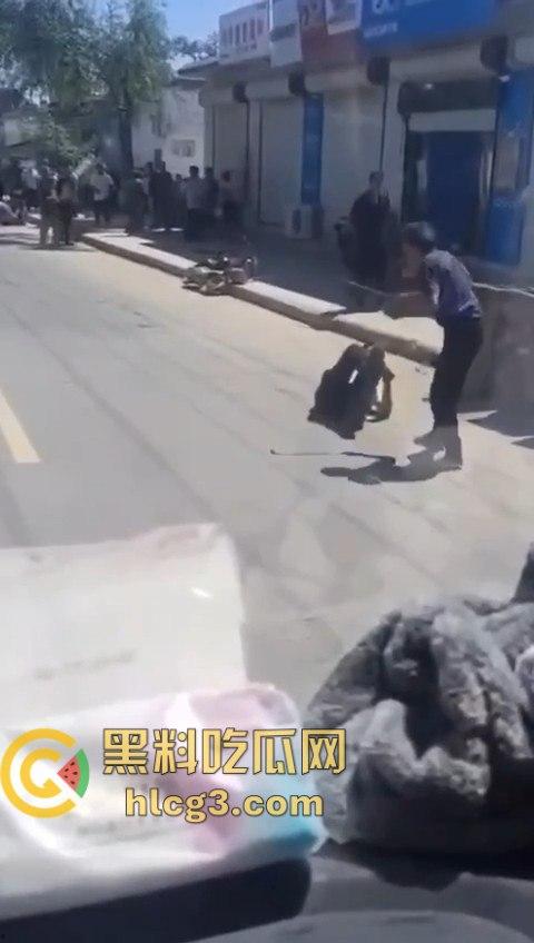 老年白起大街上互砍，镰刀攻击的场面令人震惊！梦回宇将军-7