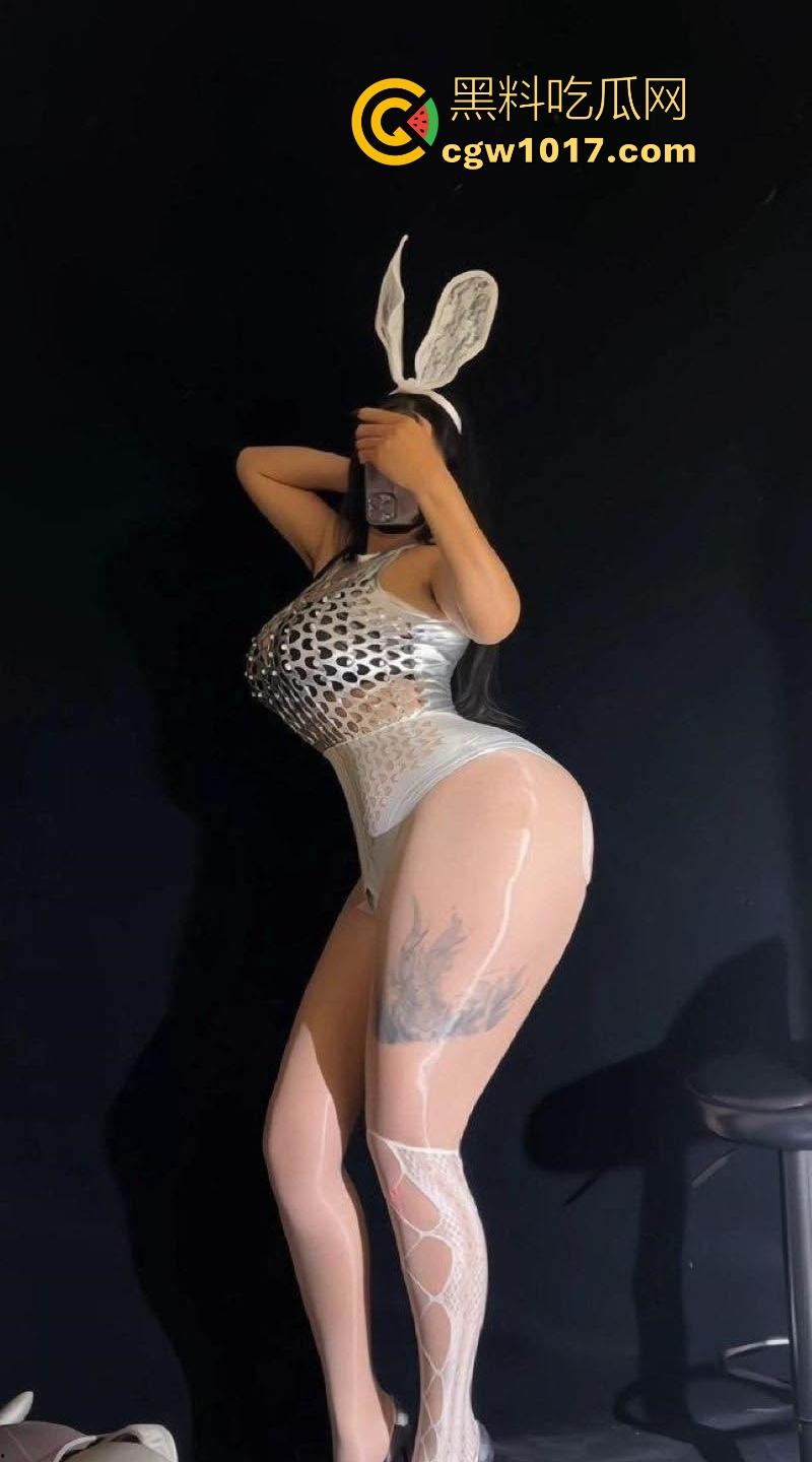 快手巨乳御姐【三撕后刑】表面丝袜美腿舞姿撩人，谁知私下是巨乳肥臀反差婊！丝袜撕裂肥臀狂摇，双人啪啪内射 。-6