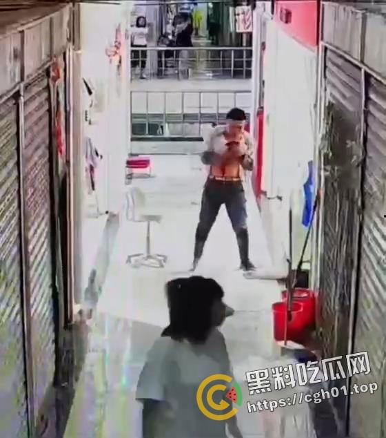 血腥慎入！男人杀掉妻子后自杀 自己身上都被划烂了还不停 现场监控视频流出-3