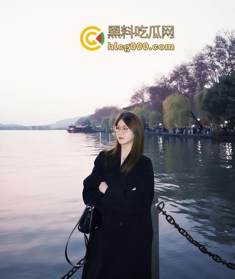 浙江大学00后学生妹【李依依】外表清纯可爱，实则性瘾缠身，夺魄翘臀被男友猛操，私密视频被渣男曝光！-3