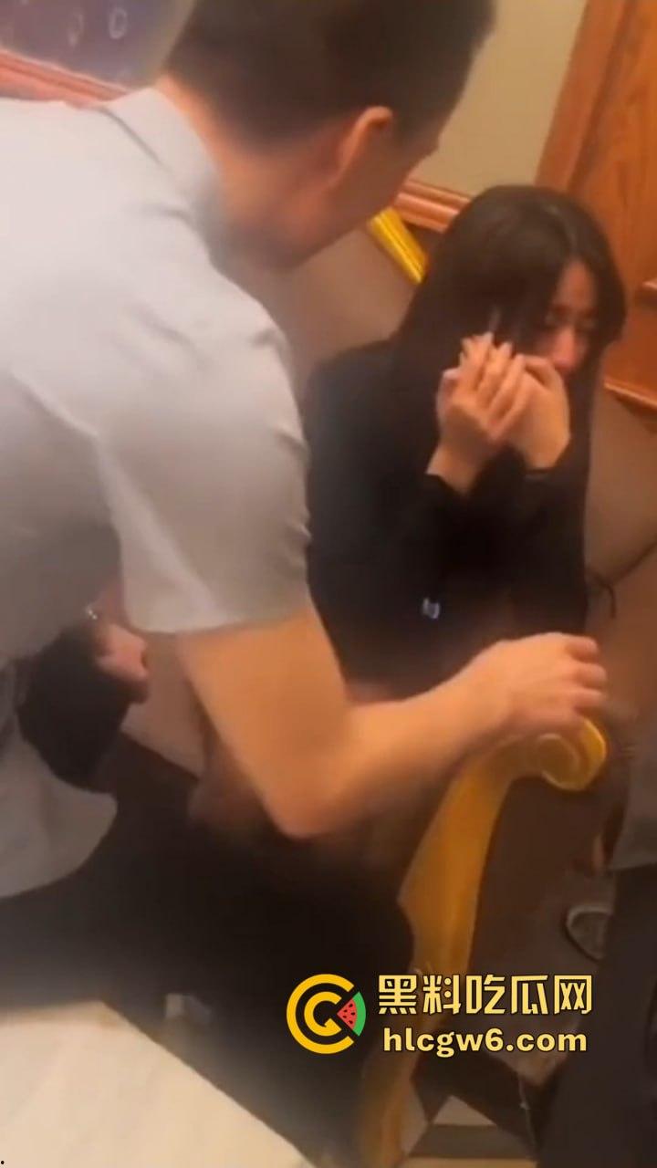 南京KTV小妹到处串台，被大哥抓个正着，不给钱还想白嫖，酒白喝了，小妹差点当场哭晕！-4