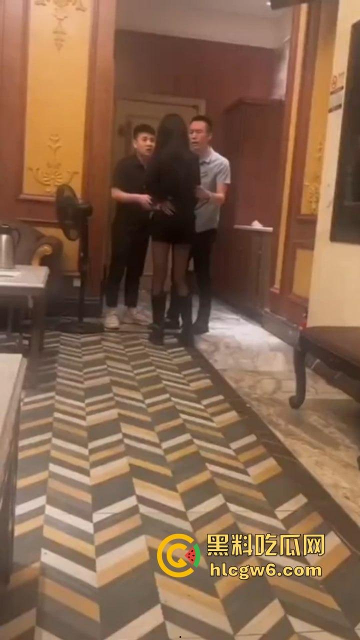 南京KTV小妹到处串台，被大哥抓个正着，不给钱还想白嫖，酒白喝了，小妹差点当场哭晕！-5