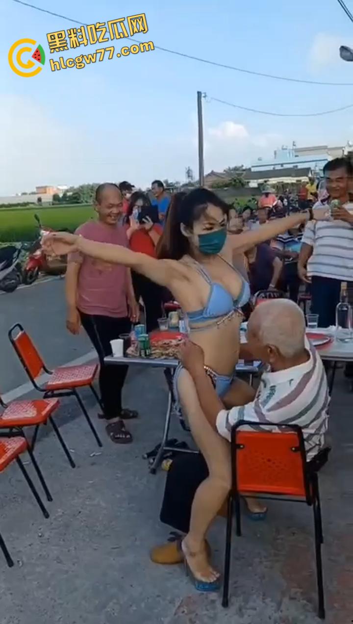 淫乱促销炸裂现场,骚女坐怀磨胸勾老头,道德沦丧爽到喷血!-2