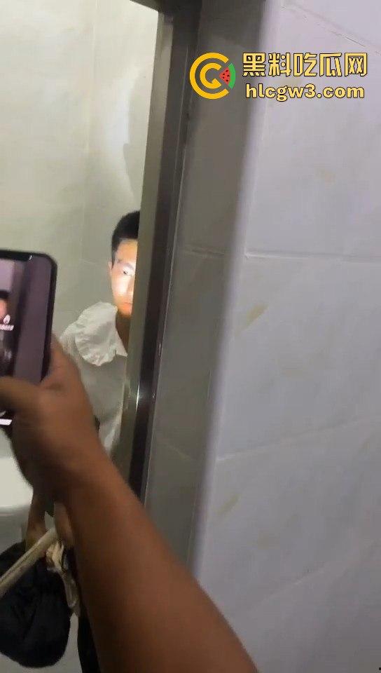 江门女装大佬变态出没！戴人皮面具假发混进女厕，被追堵脱下伪装，真是恶心到顶了！-2