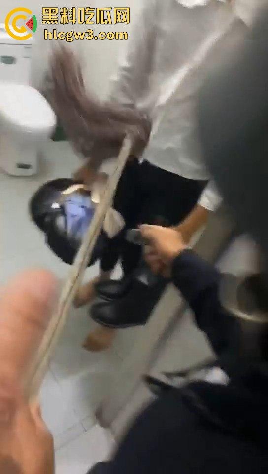 江门女装大佬变态出没！戴人皮面具假发混进女厕，被追堵脱下伪装，真是恶心到顶了！-4