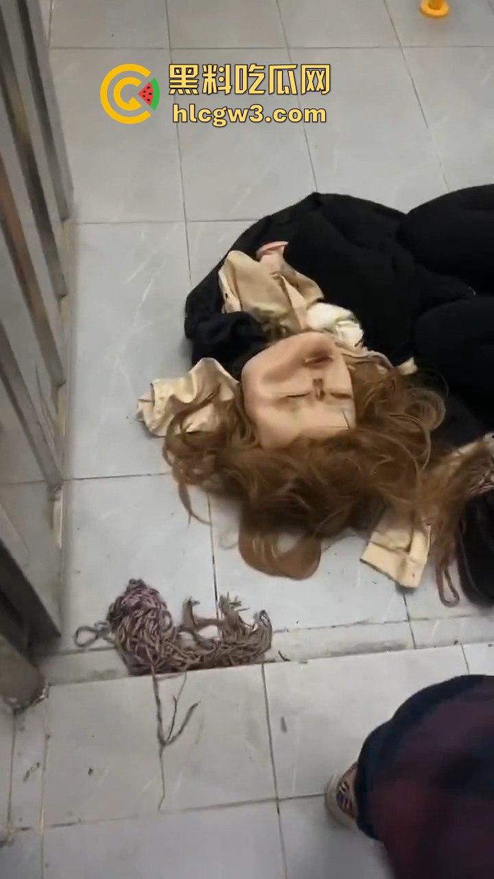 江门女装大佬变态出没！戴人皮面具假发混进女厕，被追堵脱下伪装，真是恶心到顶了！-8