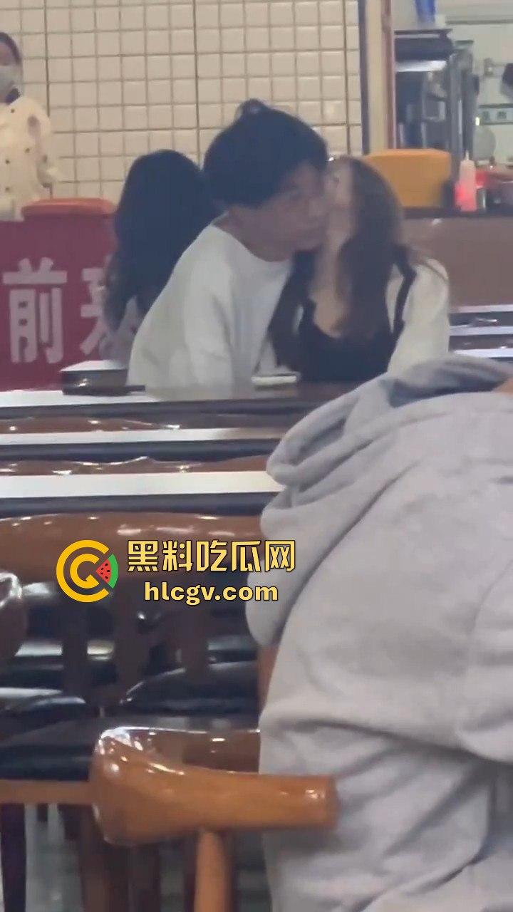 鸡公煲没来先抠逼！西安培华学院食堂大胆男女全程上演真人秀，吃瓜同学惊呆！-7