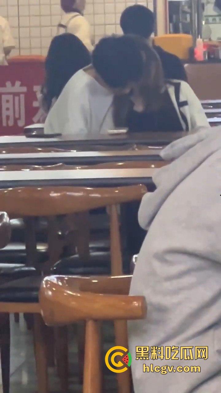 鸡公煲没来先抠逼！西安培华学院食堂大胆男女全程上演真人秀，吃瓜同学惊呆！-11