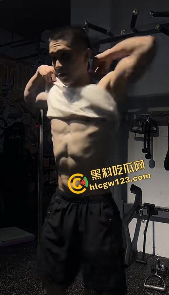 健身猛男操女粉，抖音小网红『mack』鸡巴太长，干的粉丝边喊爸爸，爆乳夹爆鸡巴逼都蹬歪了！-3