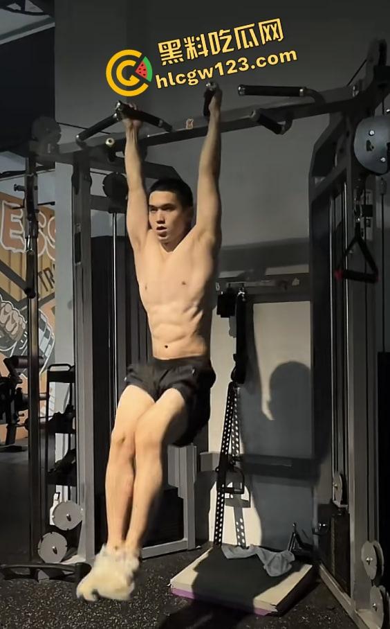 健身猛男操女粉，抖音小网红『mack』鸡巴太长，干的粉丝边喊爸爸，爆乳夹爆鸡巴逼都蹬歪了！-4