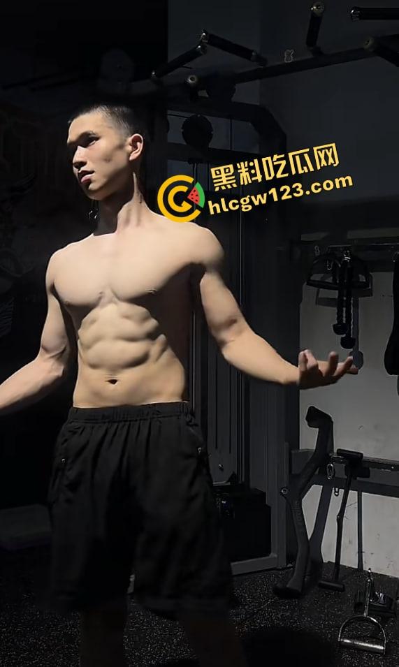 健身猛男操女粉，抖音小网红『mack』鸡巴太长，干的粉丝边喊爸爸，爆乳夹爆鸡巴逼都蹬歪了！-5