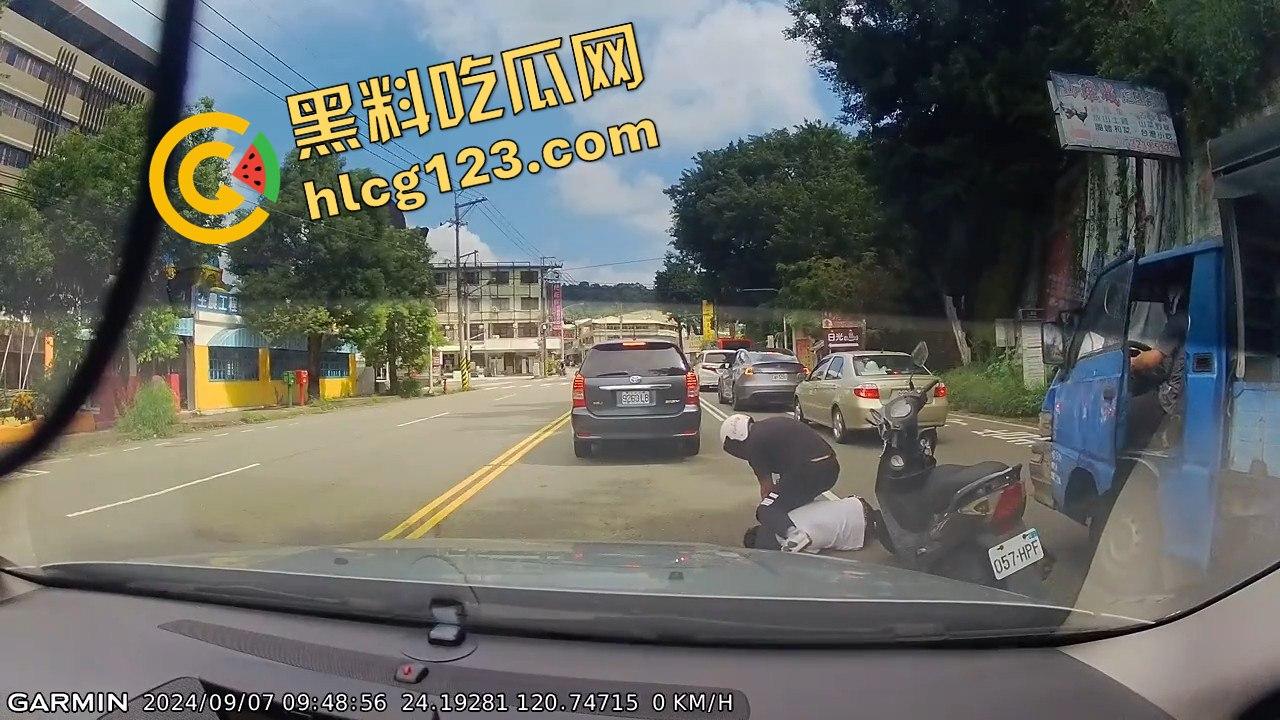 台湾便衣警察摩托车别停货车，上演街头惊险抓捕在逃犯！-2