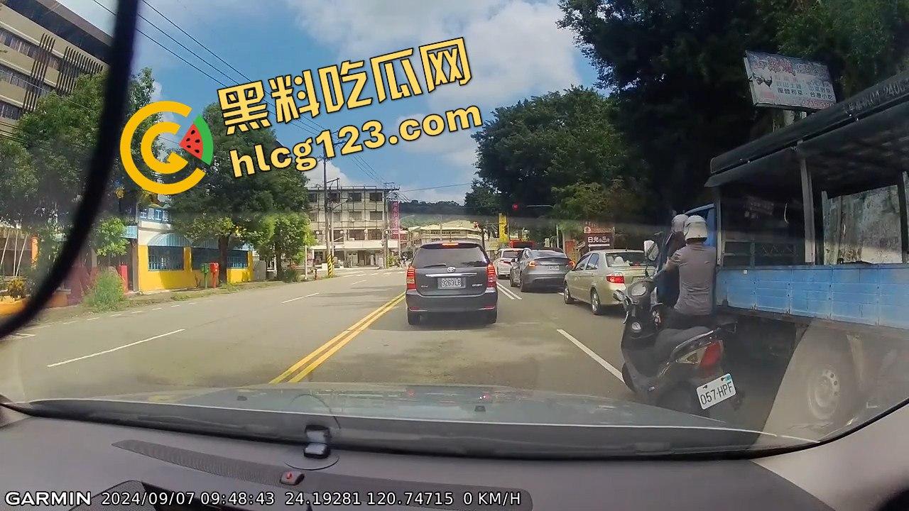 台湾便衣警察摩托车别停货车，上演街头惊险抓捕在逃犯！-3