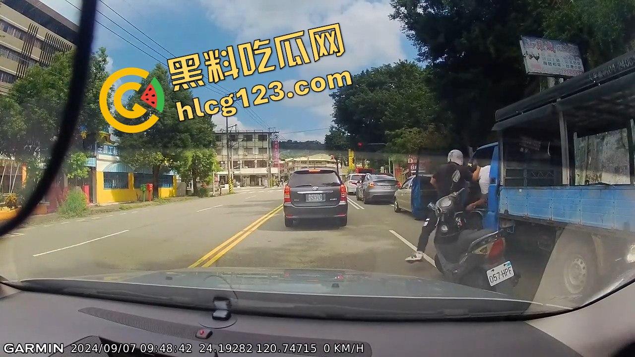 台湾便衣警察摩托车别停货车，上演街头惊险抓捕在逃犯！-7